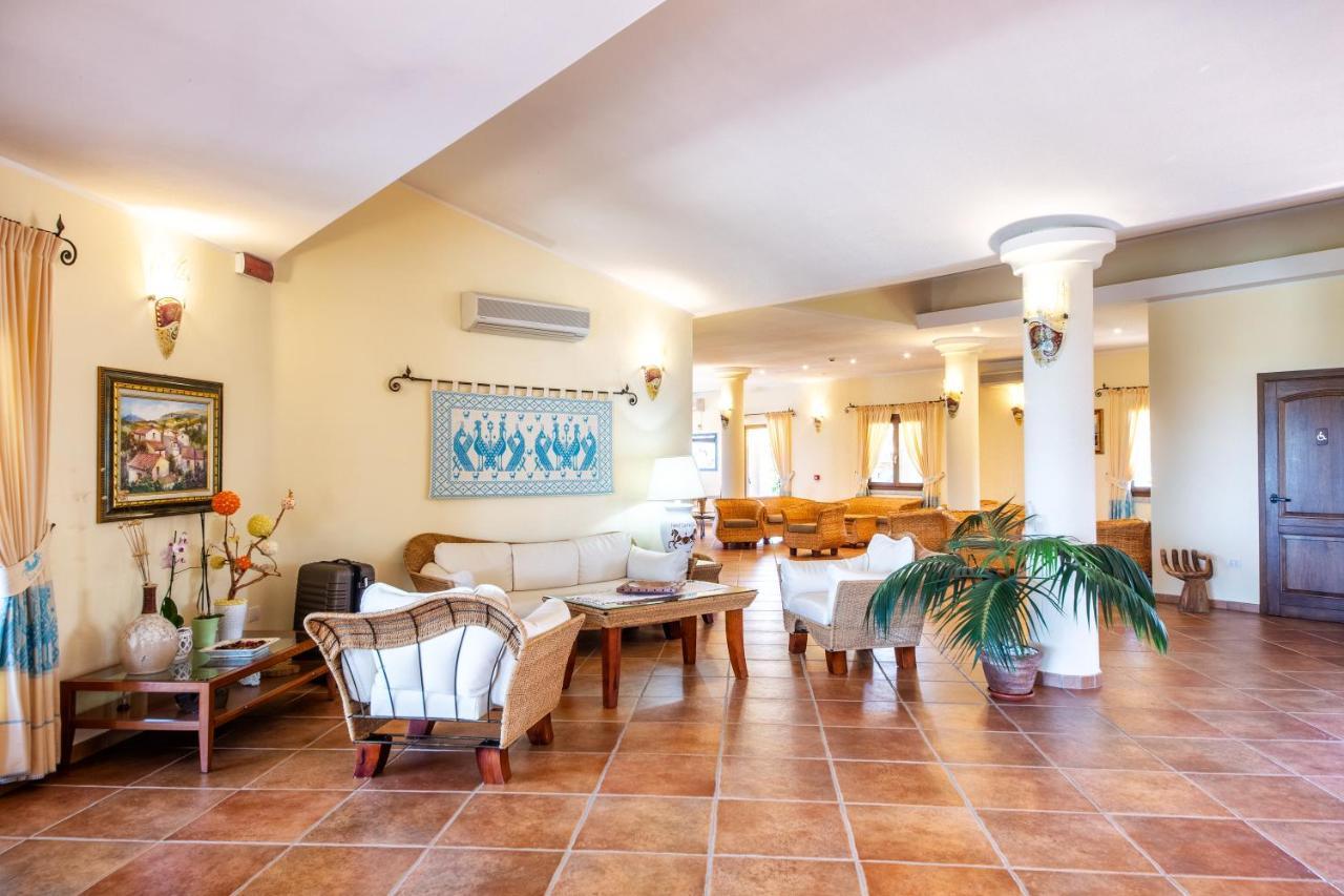 Hotel Costa Caddu San Teodoro  Exteriör bild