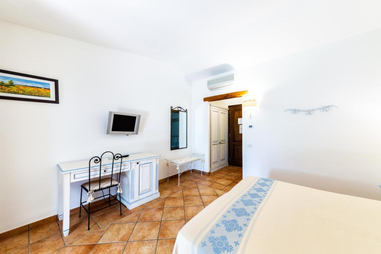 Hotel Costa Caddu San Teodoro  Exteriör bild