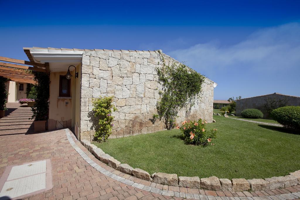 Hotel Costa Caddu San Teodoro  Exteriör bild