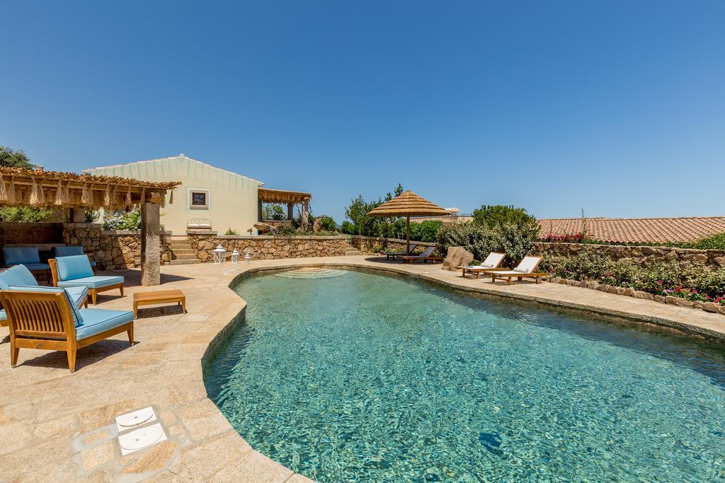 Hotel Costa Caddu San Teodoro  Exteriör bild
