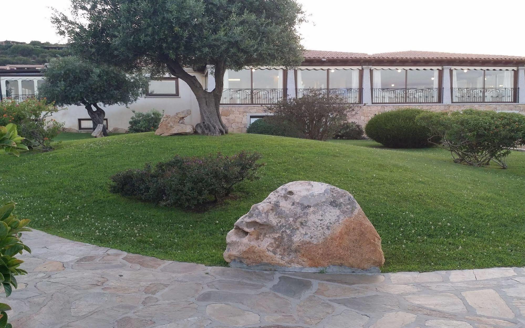 Hotel Costa Caddu San Teodoro  Exteriör bild