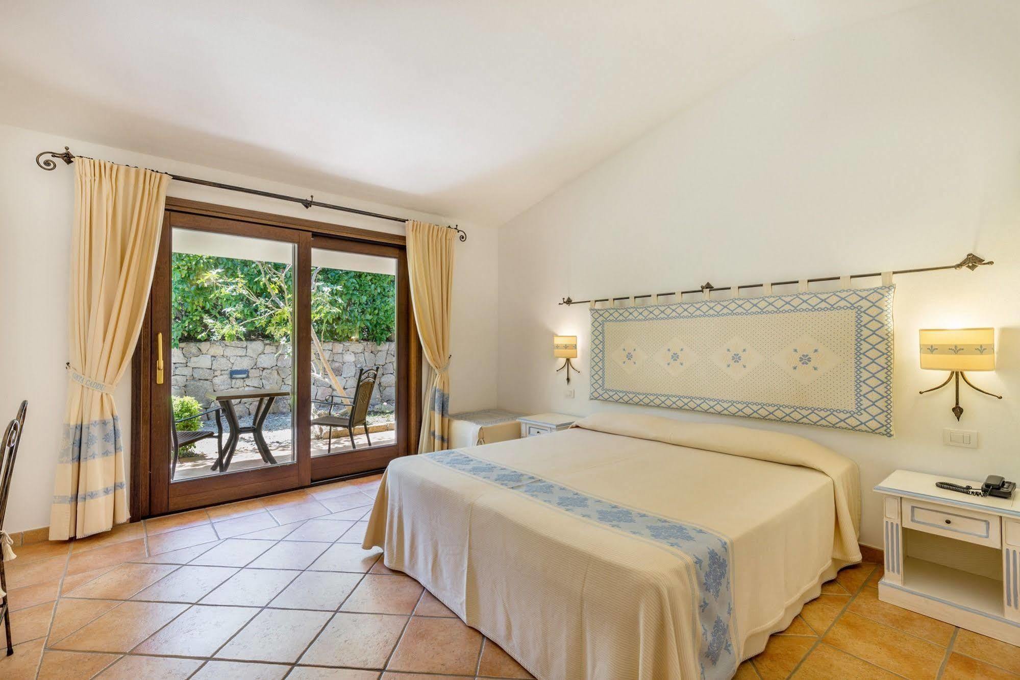 Hotel Costa Caddu San Teodoro  Exteriör bild