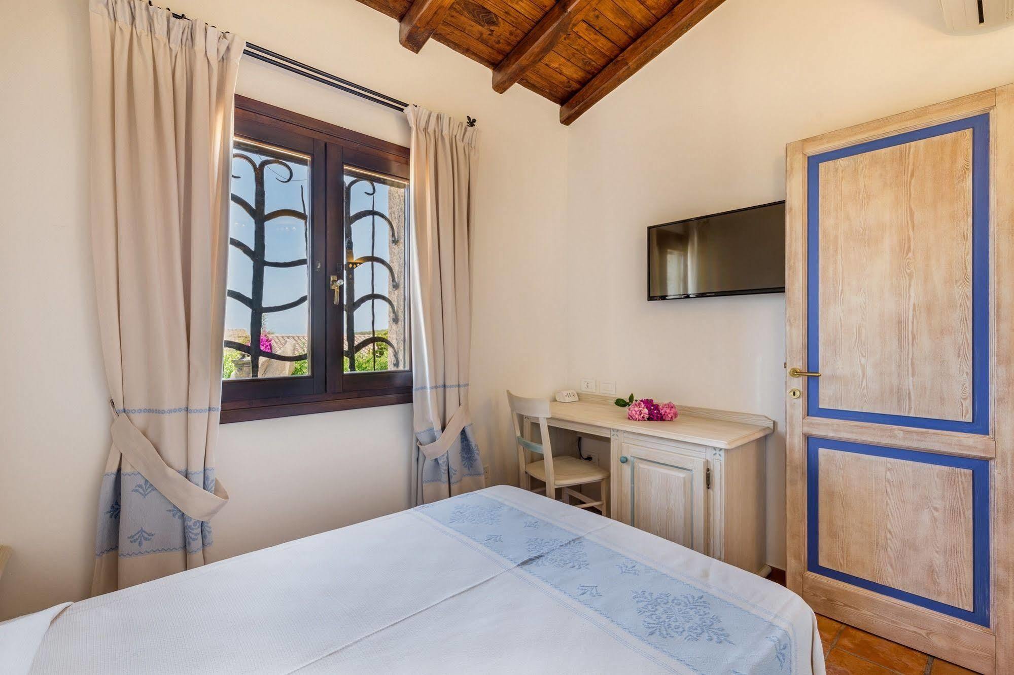 Hotel Costa Caddu San Teodoro  Exteriör bild
