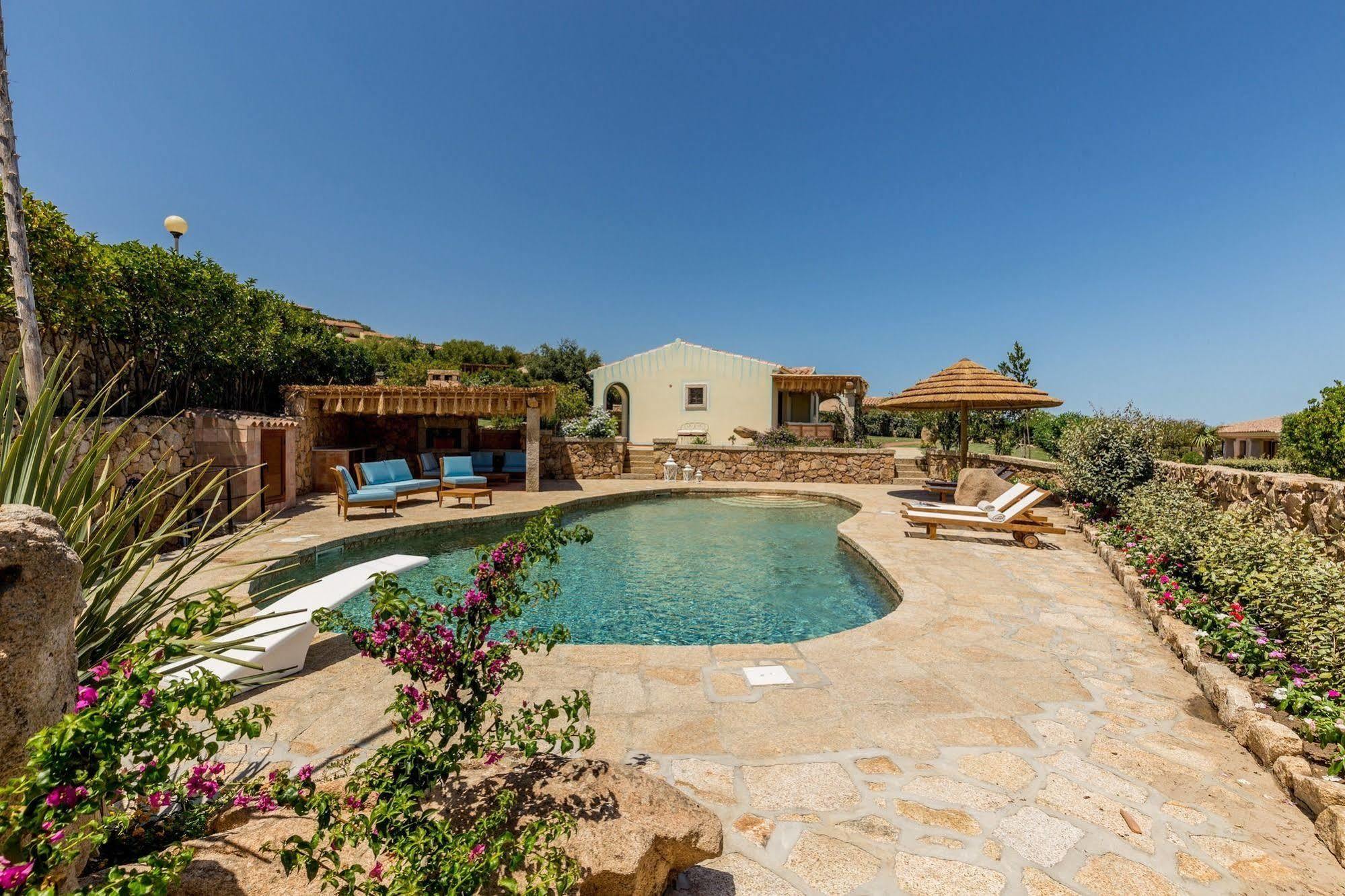 Hotel Costa Caddu San Teodoro  Exteriör bild